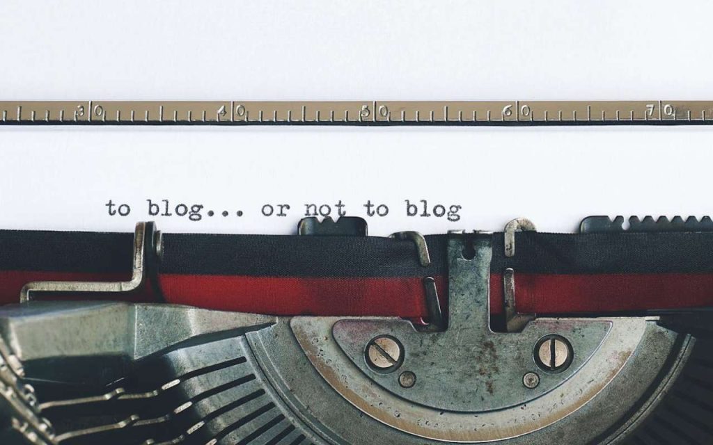 Pisaća mašina na kojoj je otkucano “To blog.. or not to blog”