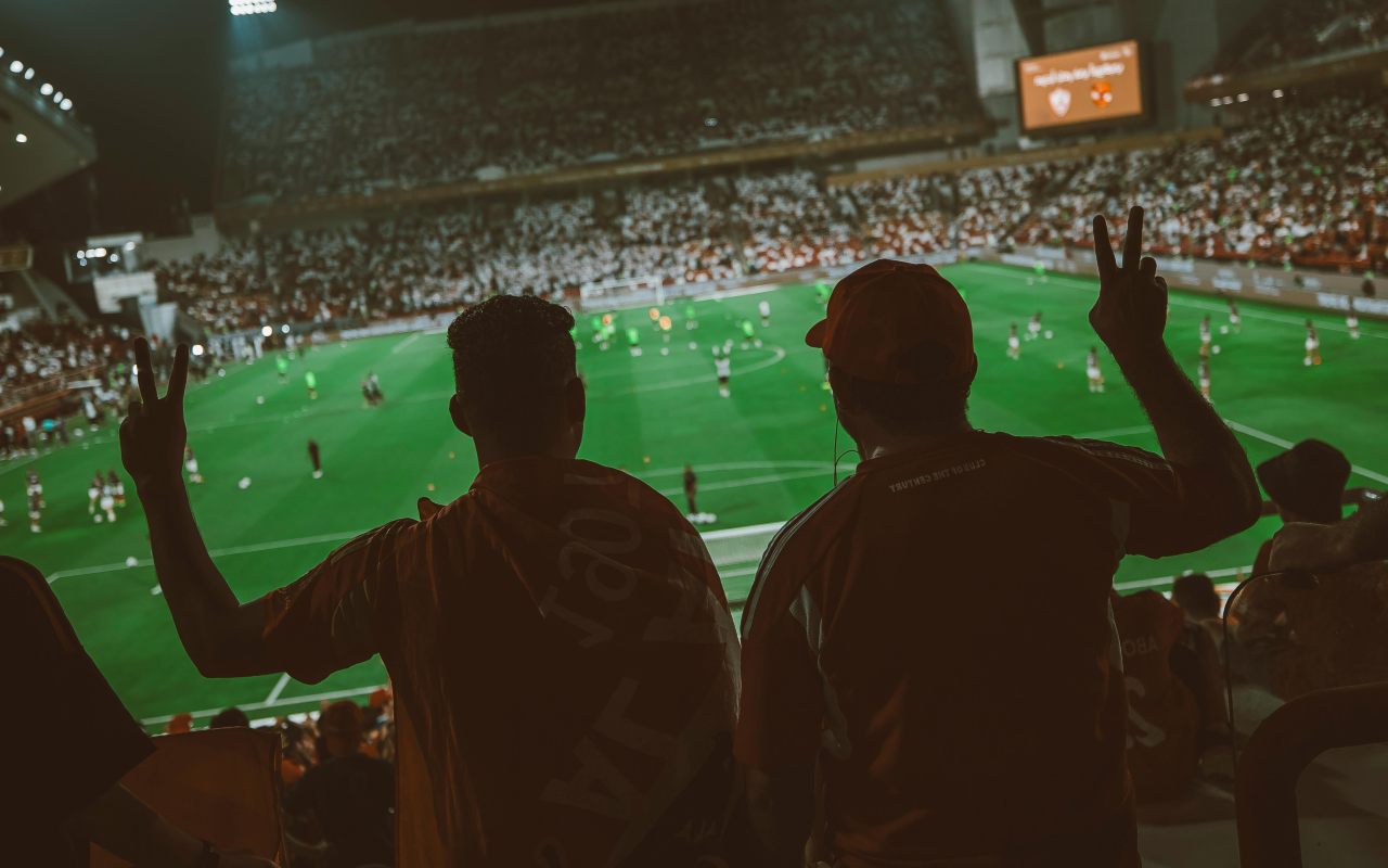 Fudbalska utakmica na stadionu punom navijača