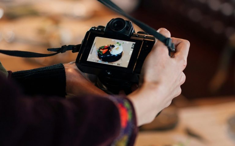 Osoba slika hranu fotoaparatom
