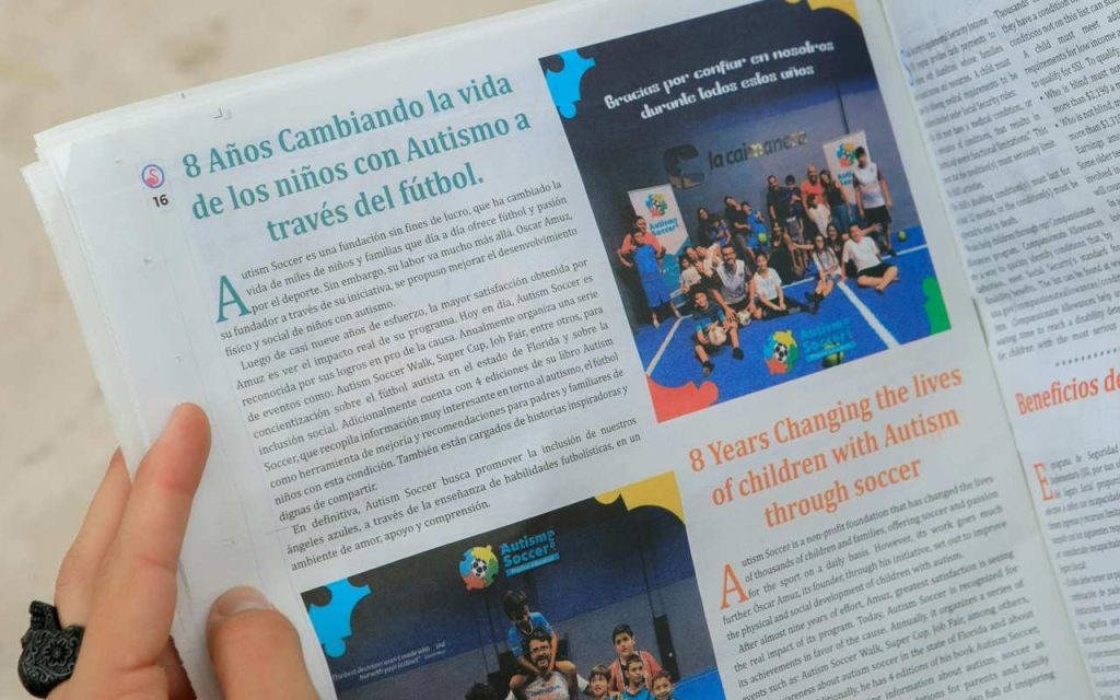 Osoba drži novine sa sportsklim vestima.