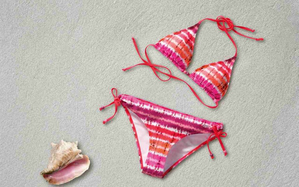 Šareni bikini na beloj površini
