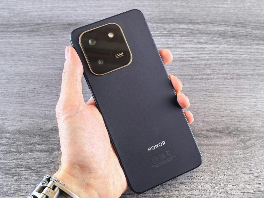 Ruka drži tamni pametni telefon sa kvadratnim modulom kamere označenim 108MP.